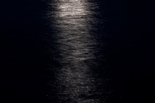 水面に映るライト © DKF