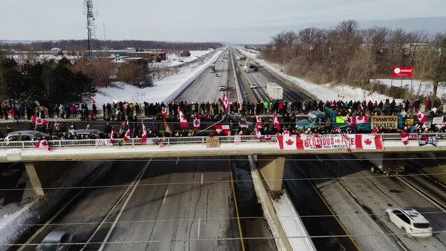Everyone gathered on Victoria bridge in Vineland, Ontario for the Freedom Convoy 2022 - 4K, 29.97