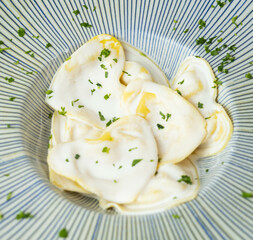 Pasta fresca rellena con salsa de crema blanca