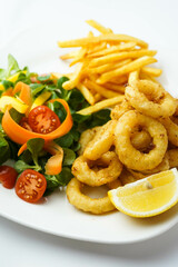 Típica ración española de calamares fritos
