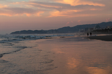 Atardecer en playa de México, con hermoso paisaje. (Acapulco)