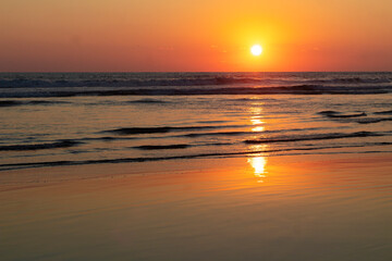 Fototapeta na wymiar Atardecer en playa de México, con hermoso paisaje. (Acapulco)