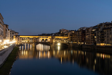 Fototapeta na wymiar ponte vecchio bridge at sunset in Florence, Italy