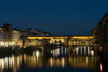 Obraz premium ponte vecchio bridge at sunset in Florence, Italy