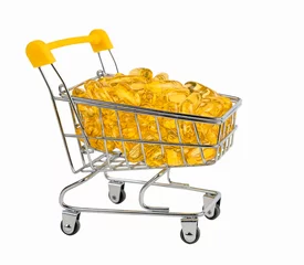 Abwaschbare Fototapete Süße Monster Omega-3-Gelkapseln im Einkaufswagen. Gelbes Vitamin, gesunde Ernährung auf weißem Hintergrund. Diätologisches Medikament. Ernährungskonzept.