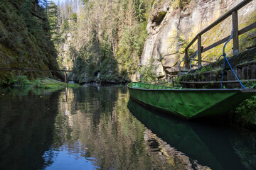 Fototapeta na wymiar Edmundsklamm, Bootsfahrt auf der Kamnitz, Bömische Schweiz