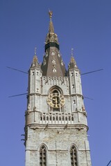 Fototapeta na wymiar El campanario de Gante una antigua torre medieval en el antiguo centro de la ciudad de Gante. La torre medieval más alta que domina el casco antiguo de Gante y el campanario más alto de Bélgica.