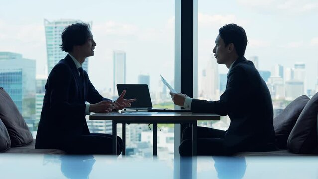 オフィスで会話するビジネスマン