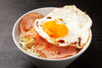ハムエッグ丼