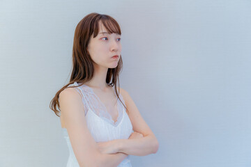 頬を膨らませてふてくされる女性