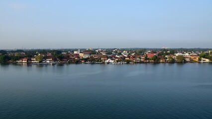 Einfahrt in den Hafen von Cochin Indien mit Blick auf die Häuser am Hafenbeckenrand, sowie das...