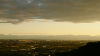 オレンジ色に染まる美しい夕景、夕日。