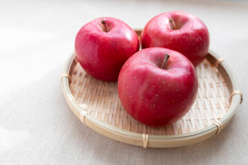 ザルに入ったりんご3つ