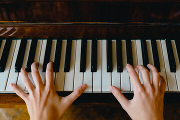 hands playing piano