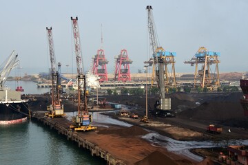 Fototapeta na wymiar Krananlagen zur be- und entladung von Schiffen im Hafen von New Mangalore Indien