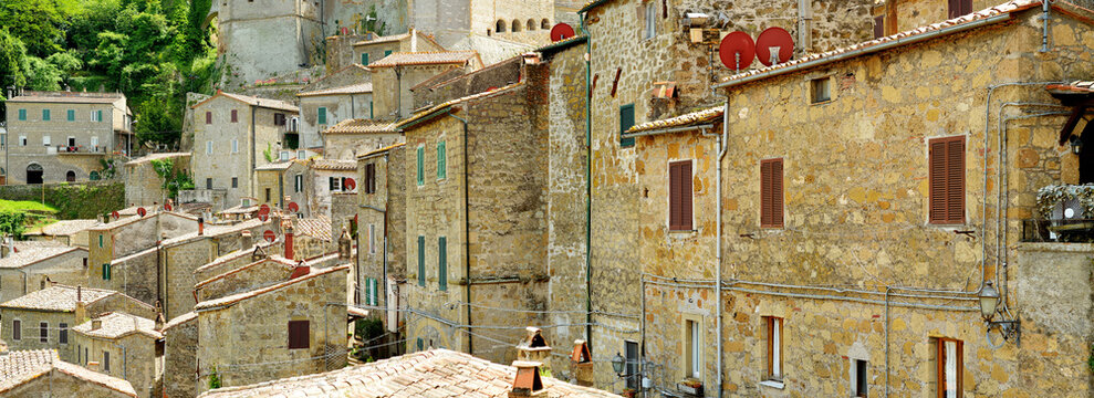 Fototapeta Rooftops of Sorano, an ancient medieval hill town hanging from a tuff stone over the Lente River.