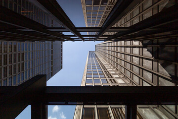 Looking up at the Seagram Building, a modernist landmark on Park Avenue in New York City. - obrazy, fototapety, plakaty