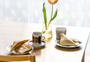 北欧食器での朝食とチューリップ