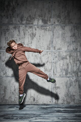 Obraz na płótnie Canvas energetic boy break dancer