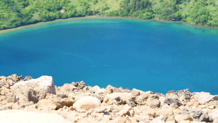 山頂の美しいブルーの池。