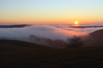 Coucher de soleil sur la mer de nuage se formant en hiver sur le collines du Gers