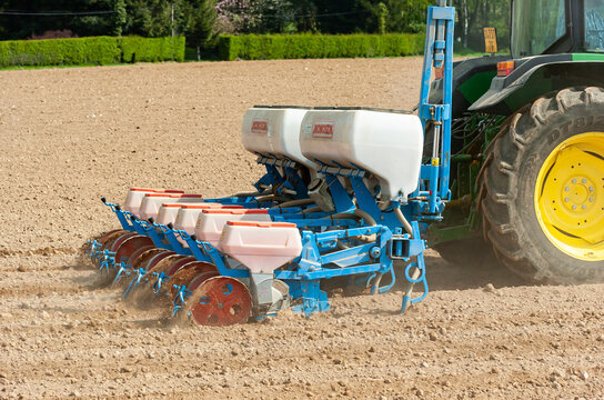 Semis de ma&iuml;s de printemps avec un semoir &agrave; 6 rangs