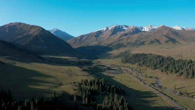 La vall&eacute;e et les montagnes de Dzargalan au Kirghizistan