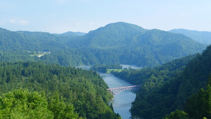 川に架かる日本の鉄橋。