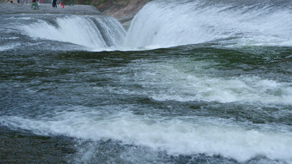 勢いよく流れ落ちる壮大な滝。