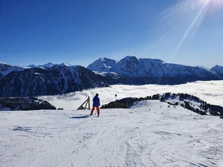 Skier au dessus des nuages