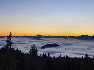 Couch&eacute; de soleil sur les montagnes