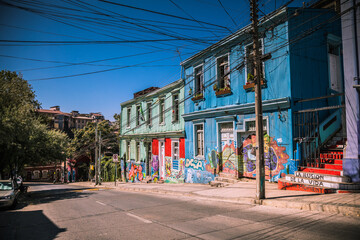 Farbenfrohe Häuser und Hausfassaden aus Wellblech in der Stadt Valparaiso, Chile