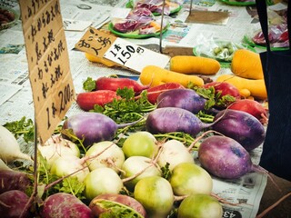 日本の朝市で売っていいる新鮮野菜