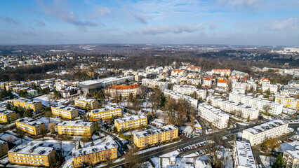 Jastrzębie Zdrój, miasto przemysłowe zimą z lotu ptaka na Śląsku w Polsce, panorama