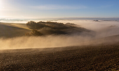 Mer de nuage sur les collines de la campagne gersoise au lever du soleil en hiver