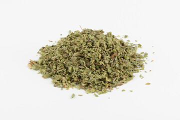 Orégano seco y cortado sobre fondo blanco