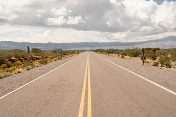 Ruta recta, camino de montaña en Salta