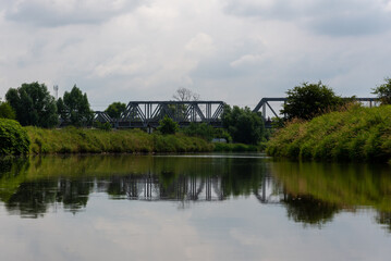 Kratownicowy most kolejowy nad rzeką Wisłą, Polska.