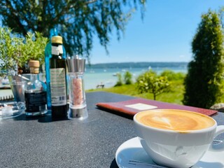 Tasse Kaffee am Ufer des Ammersee