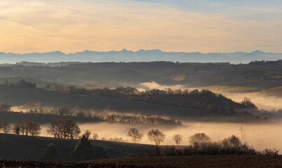 Nappe de nuage au lever du soleil en hiver dans le gers et vue sur la chaîne des pyrénées