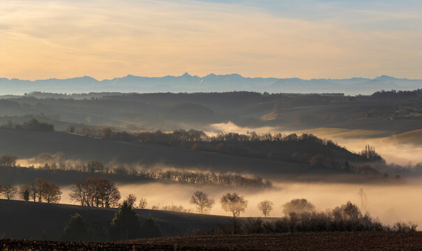 Nappe de nuage au lever du soleil en hiver dans le gers et vue sur la cha&icirc;ne des pyr&eacute;n&eacute;es