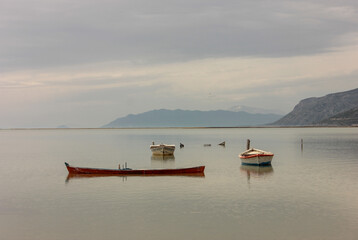 Fototapeta na wymiar boats waiting on the misty lake