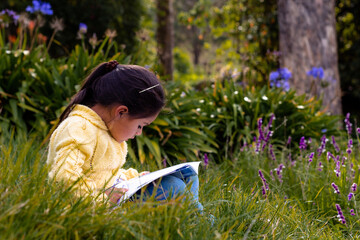 sabiduría,lee una niña durante el día me encanta leer,