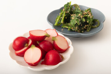 ←ラディッシュの甘酢漬け　→ラディッシュの葉の胡麻和え
