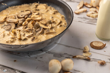 Pilzsahnesauce mit frischen Pilzen und Sahne