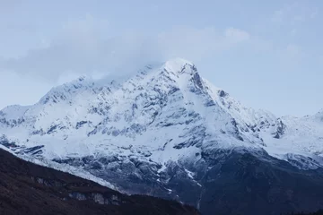 Crédence de cuisine en verre imprimé Manaslu Snow-capped mountain peaks illuminated by dawn in manaslu Himalayas
