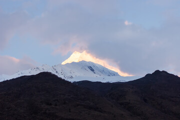Sommets enneigés illuminés par l& 39 aube dans l& 39 Himalaya manaslu