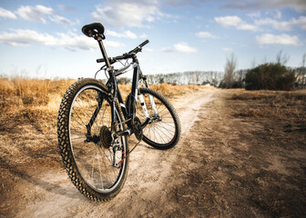 Fototapeta na wymiar bicicleta todo terreno en el campo en un camino de tierra en un hermoso atardecer o amanecer.