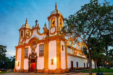 Fototapeta premium Historic church in the city of Tiradentes in Minas Gerais with its facade lit up at dusk