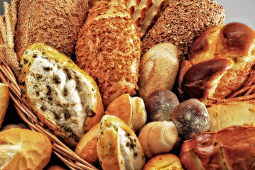 Produtos de panificação variados, incluindo pães e pãezinhos
